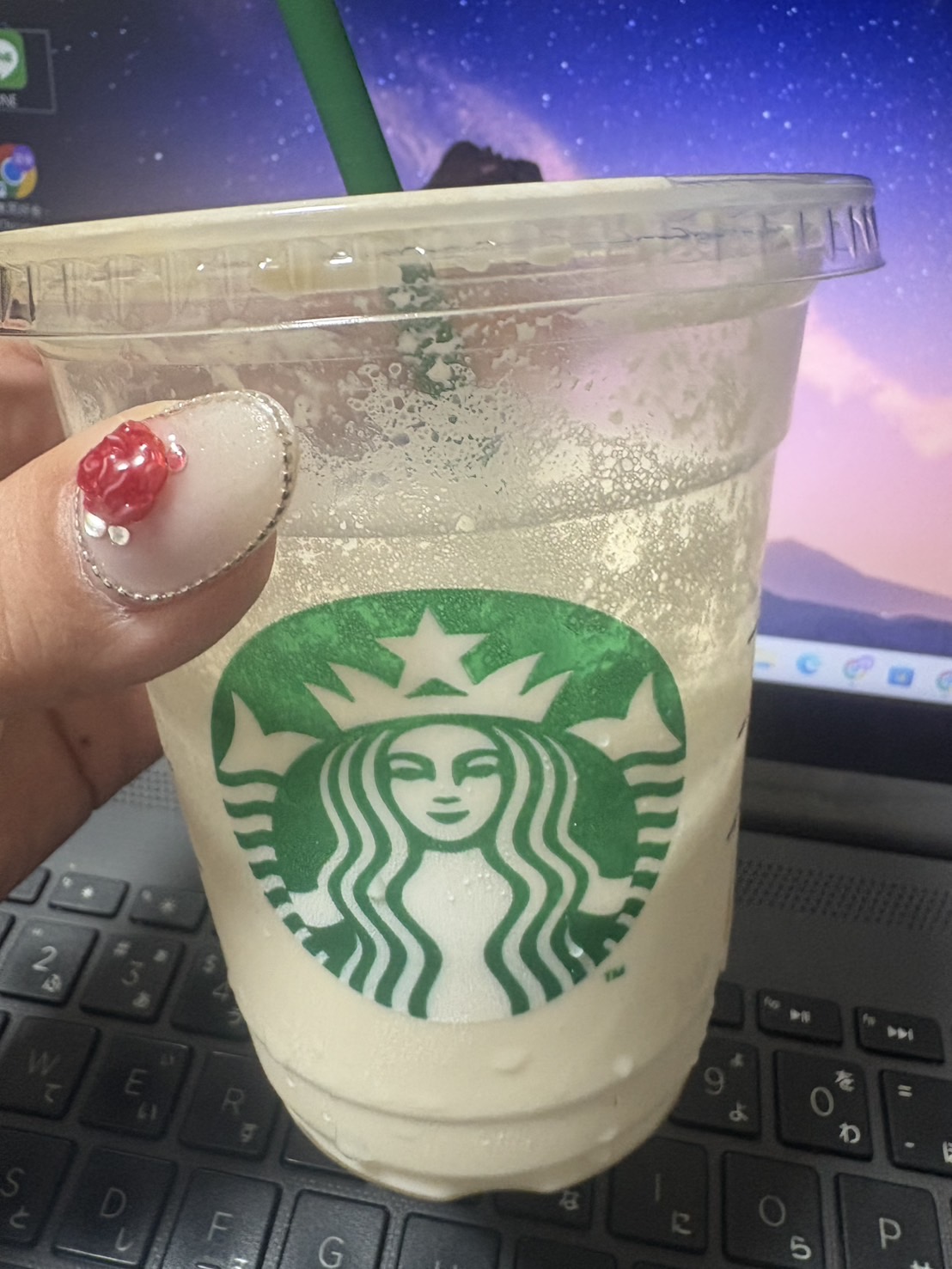 今日はスタバでほっこり💭お仕事のおとも、なに飲んでる？🍓