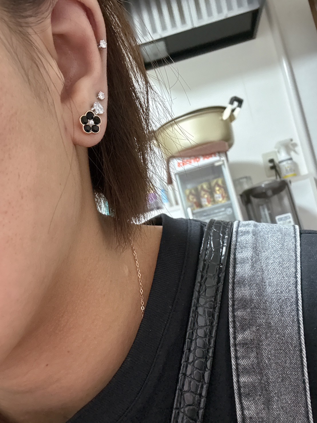 「ひと目惚れの黒いピアス🌿」